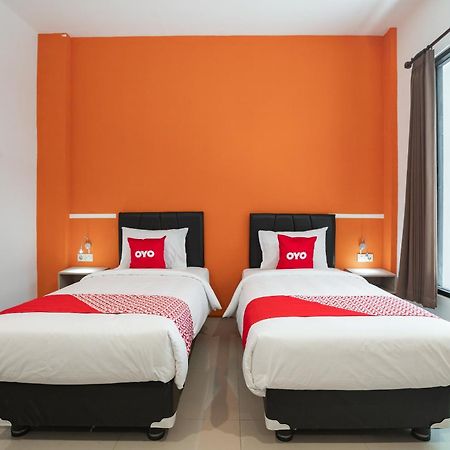 Oyo Flagship 1575 Urban 18 Hotell Surabaya Eksteriør bilde