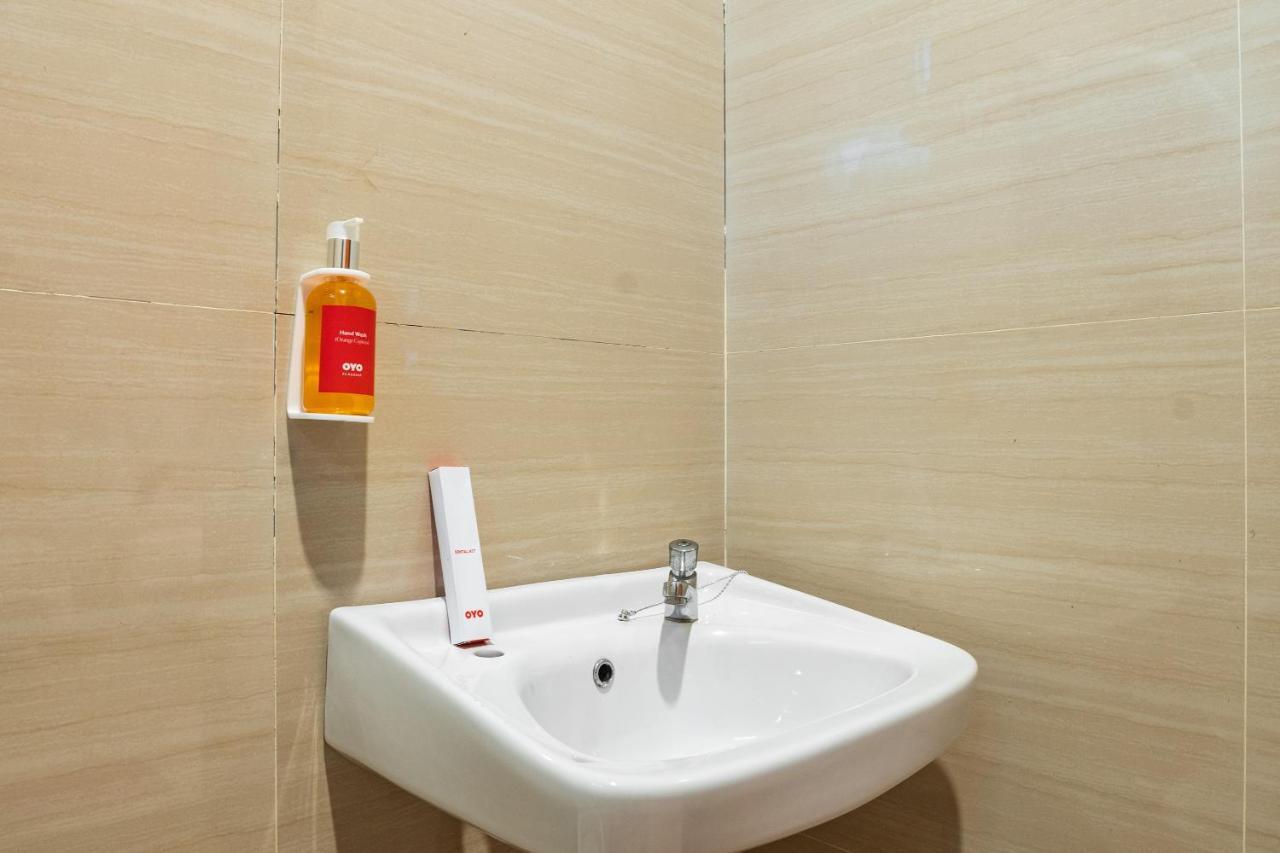 Oyo Flagship 1575 Urban 18 Hotell Surabaya Eksteriør bilde